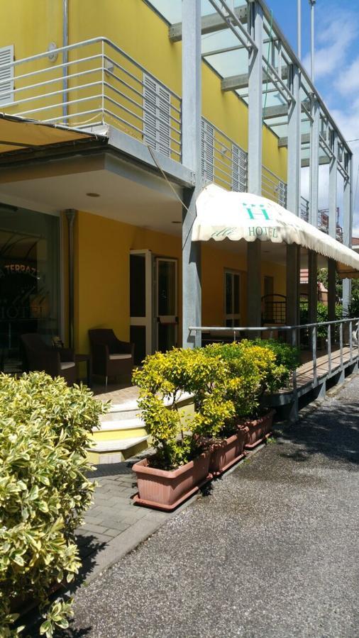 Hotel ILLI Marina di Massa Buitenkant foto