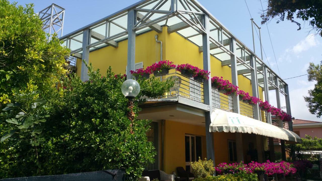 Hotel ILLI Marina di Massa Buitenkant foto